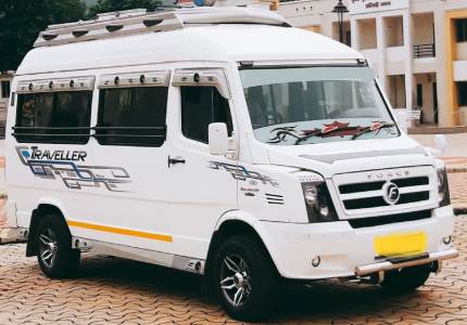 17 Seater Tempo Traveller